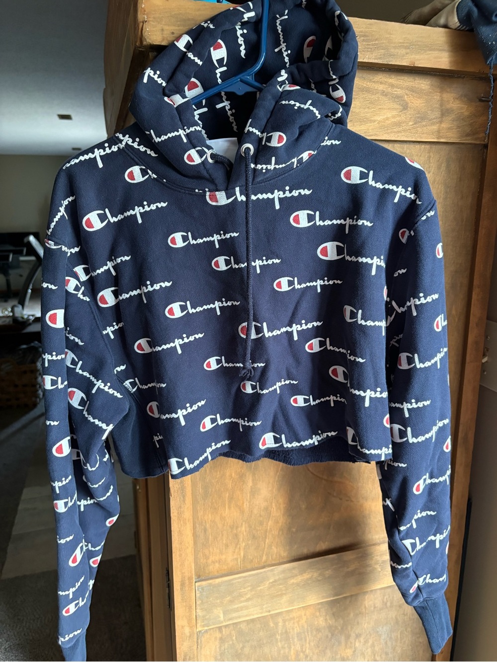 Juniors Champion Navy Logo Cropped Hoodie. Size small